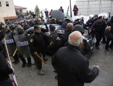 Παλαιστίνιοι επιτέθηκαν στο αυτοκίνητο του Πατριάρχη Ιεροσολύμων Θεόφιλου Γ΄ - Τον φώναζαν προδότη! (βίντεο)